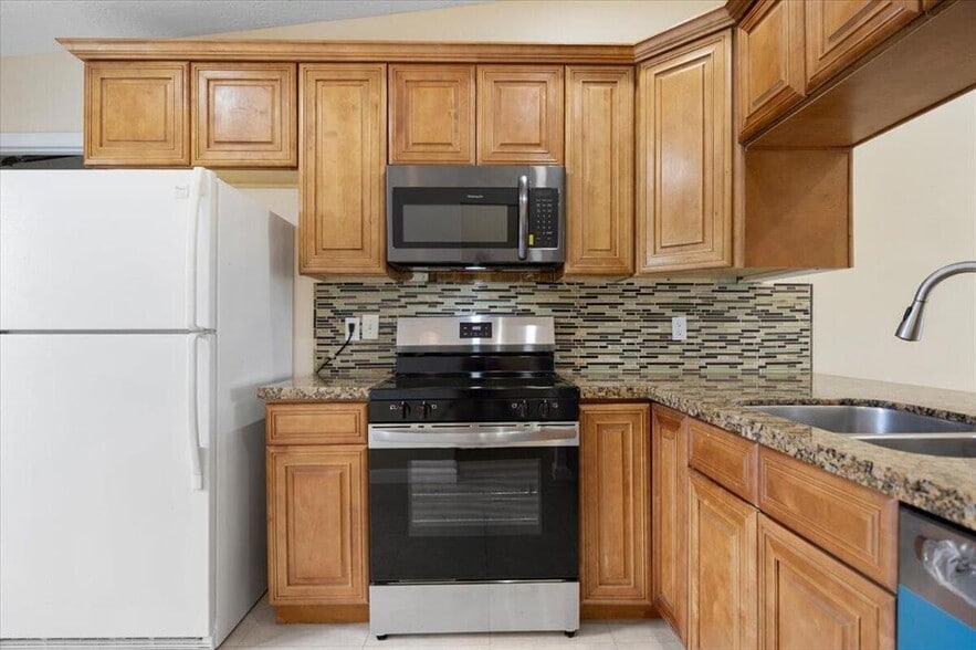 Building Photo - 5540 Lakewood Cir S