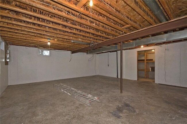 Building Photo - 6130 NE Vivion Rd