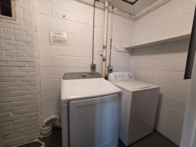 Building Photo - 3046 S Moreland Blvd