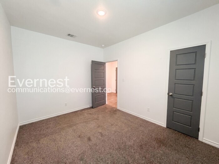 Building Photo - 2207 Hornbeam St