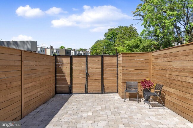 Building Photo - 117 15th St SE