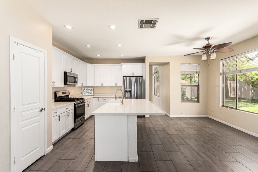 Building Photo - 6804 W Lone Cactus Dr