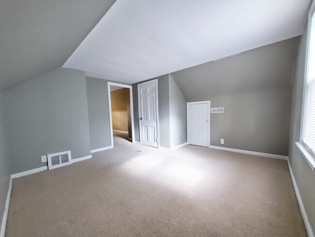 Building Photo - 4 Bed - 1 Bath Bungalow for Rent