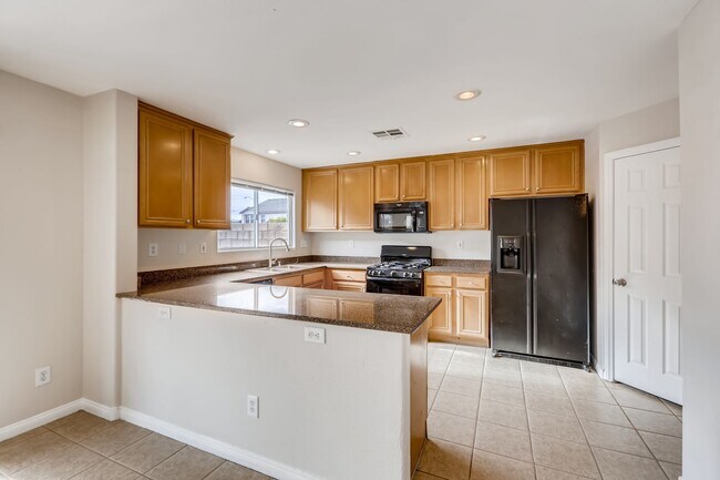 Building Photo - Beautiful 3 bedroom, 2.5 bath 2 story home!