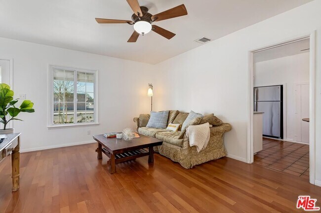 Building Photo - 7236 Encino Ave