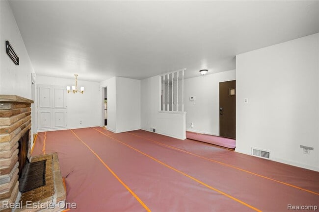 Building Photo - 2360 Pine View Dr