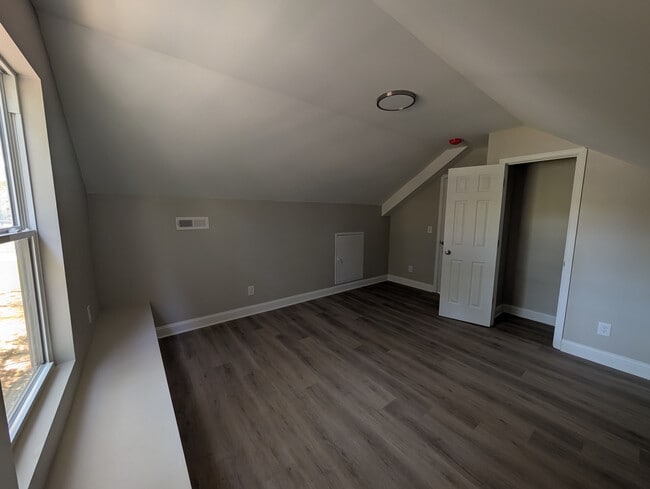 Building Photo - Room in House on Hart St