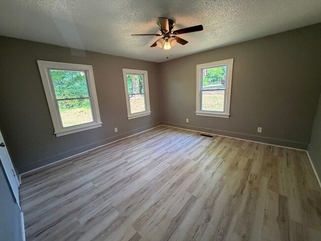 Building Photo - Renovated 2/1 House in North Rome- $1,095