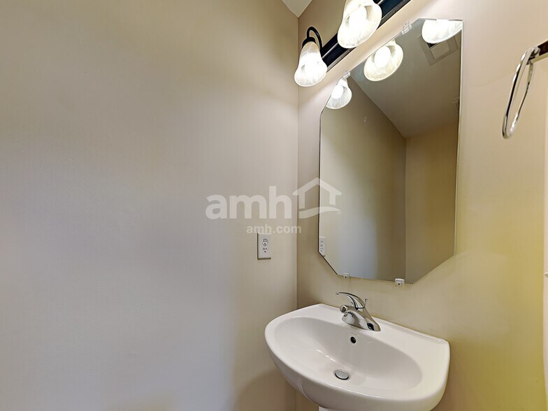 Building Photo - 3005 Quail Oaks Dr