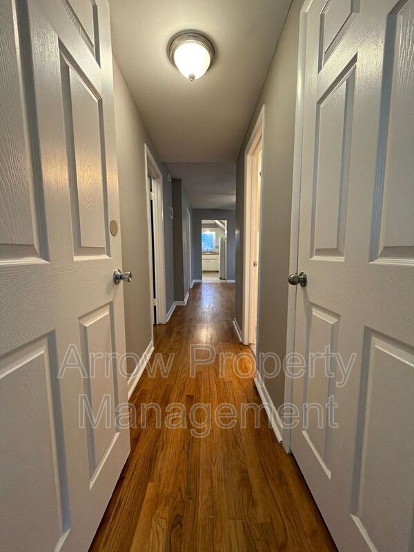 Building Photo - 1301 S 10th St