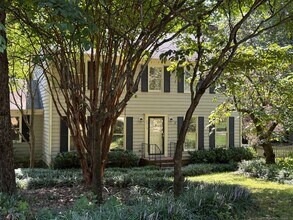 Building Photo - Well Maintained 3 Bedroom with Large Back ...