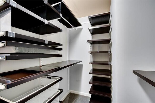 Building Photo - 2242 Knoxhill View