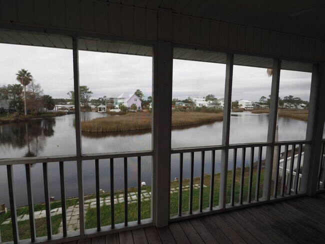 Building Photo - Gorgeous water views just blocks from the ...