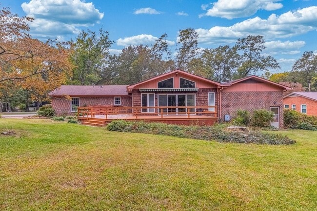 Building Photo - 204 Lake Cir Dr