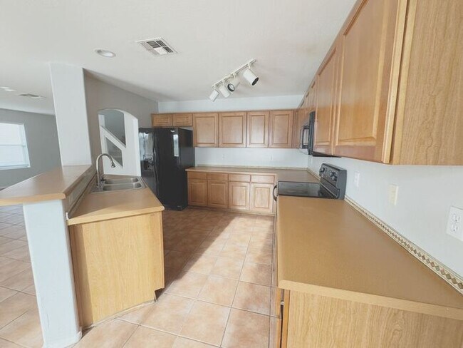 Building Photo - Large 4Bedrooms- 3Bath Home!!!