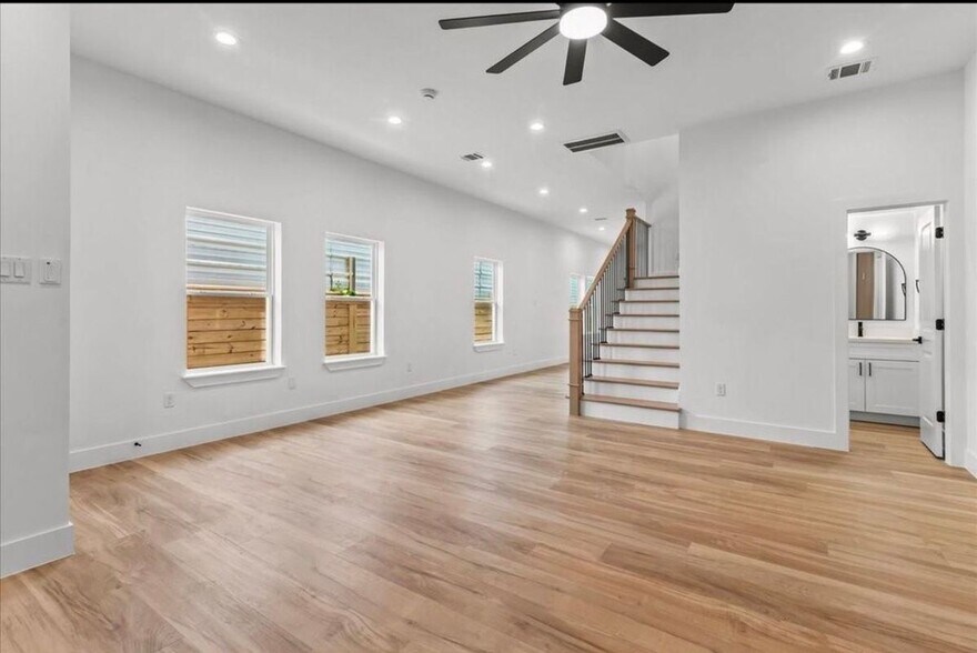 Building Photo - 8323 Observatory St