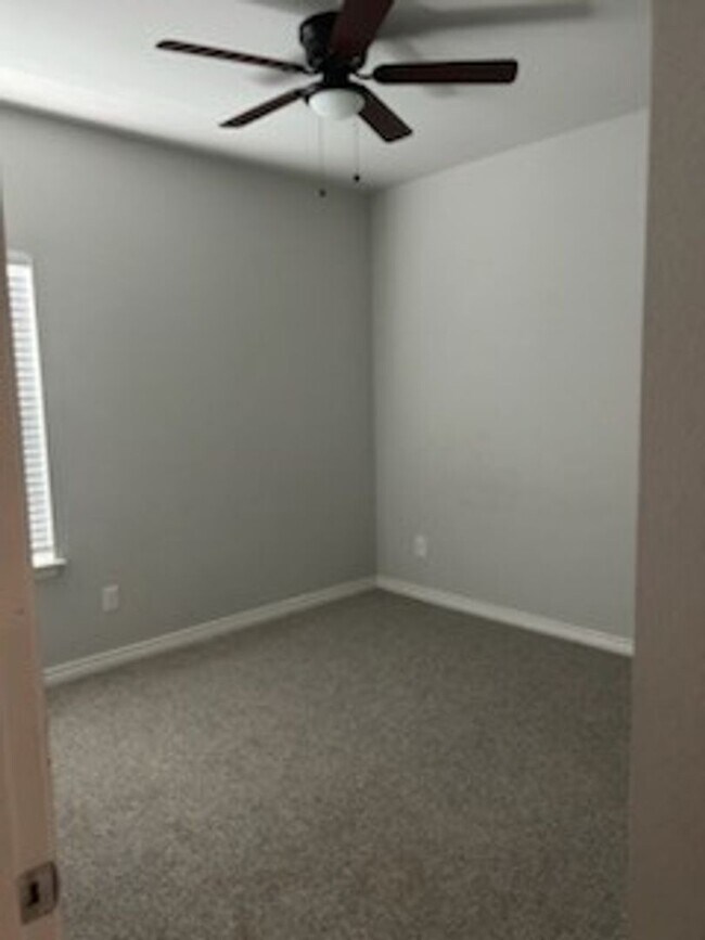 Building Photo - 4-bedroom 2-bathroom house for rent! HOUSING ACCEPTED!