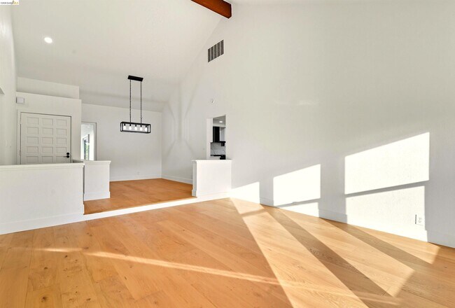 Building Photo - 11 Paddock Ct