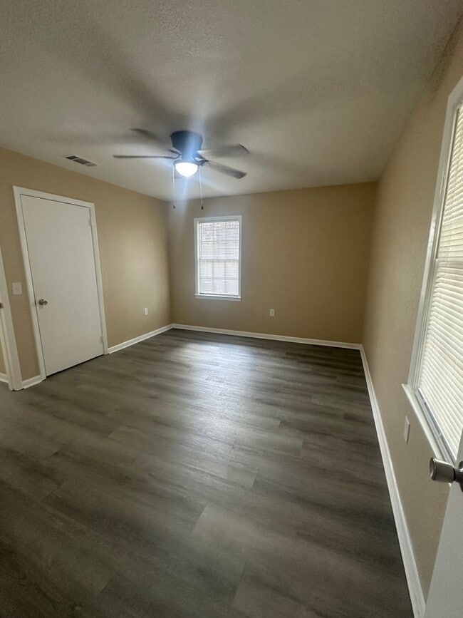 Building Photo - 4 Bed/2 Bath House