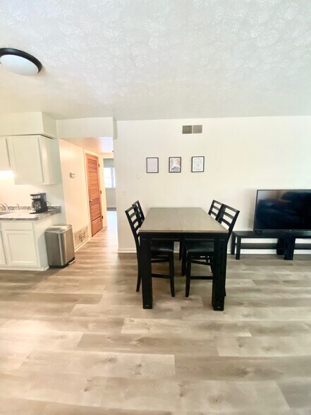 Dining table for 4 - 145 E Wellington Ave