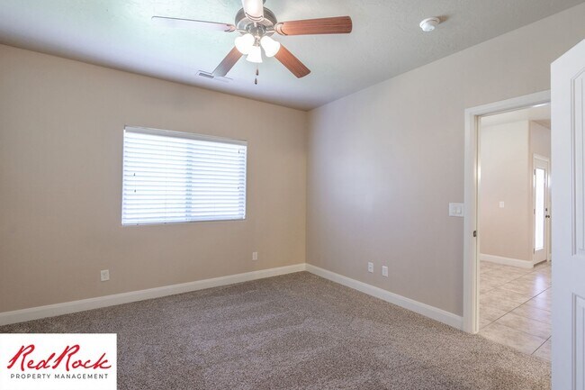 Building Photo - Dog Friendly, Pleasant 4 Bedroom, 2.5 Bathroom Townhome