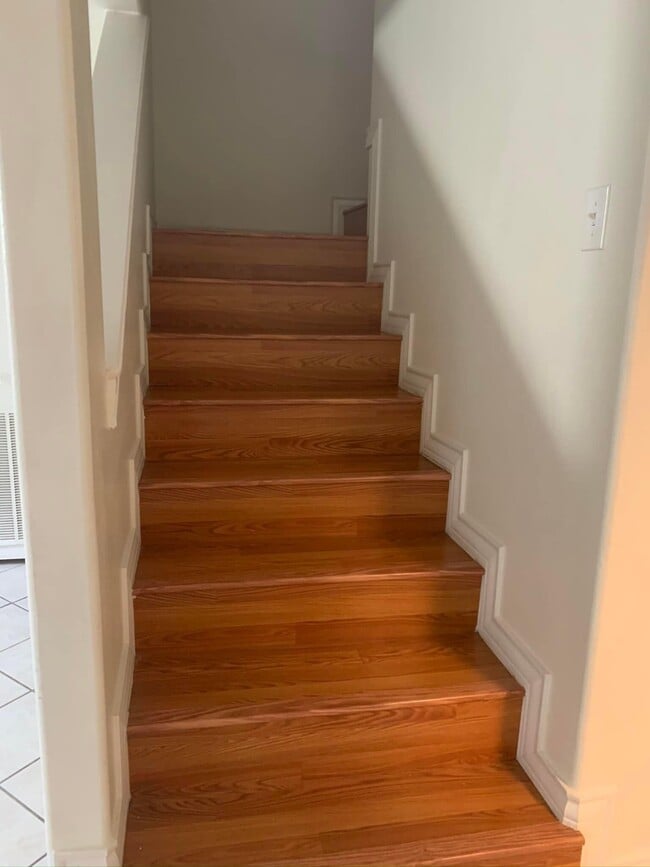 Building Photo - 1000 Ranchway Dr