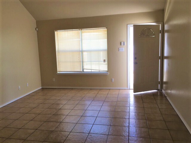Building Photo - 819 N Cross Ln