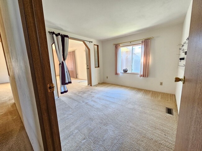 Building Photo - 13973applelane.is4lease.com