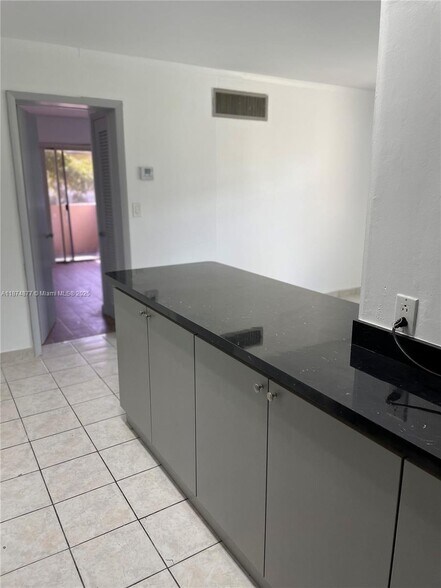 Building Photo - 465 S Royal Poinciana Blvd