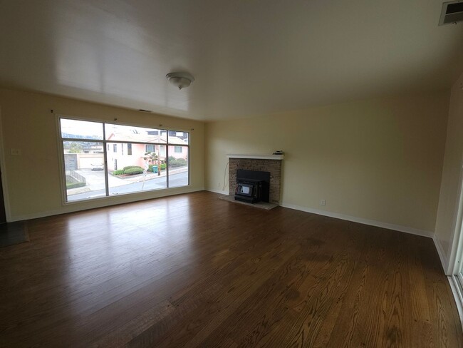Building Photo - Large 5 bedroom 2 bath Split Level House w...