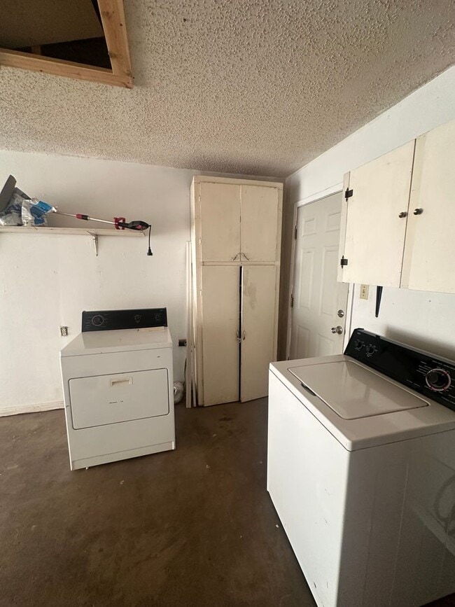 Building Photo - Cozy and Comfortable 3 Bed Home! Sandia Sc...