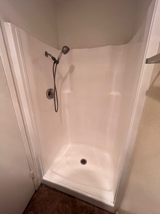 Building Photo - 2 Bedroom/ 2 Bath upstairs unit located in Long Beach!