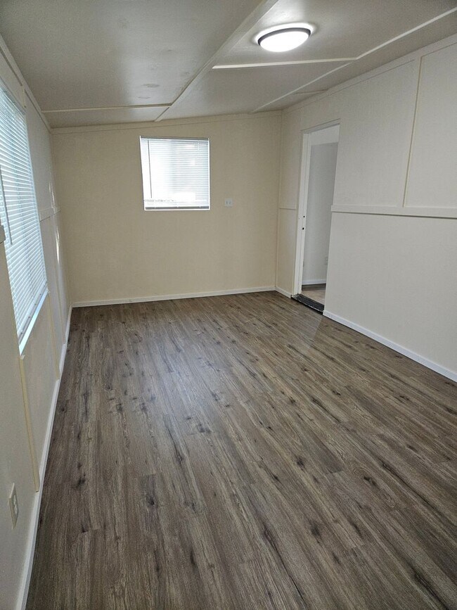 Building Photo - Cozy studio completely renovated.