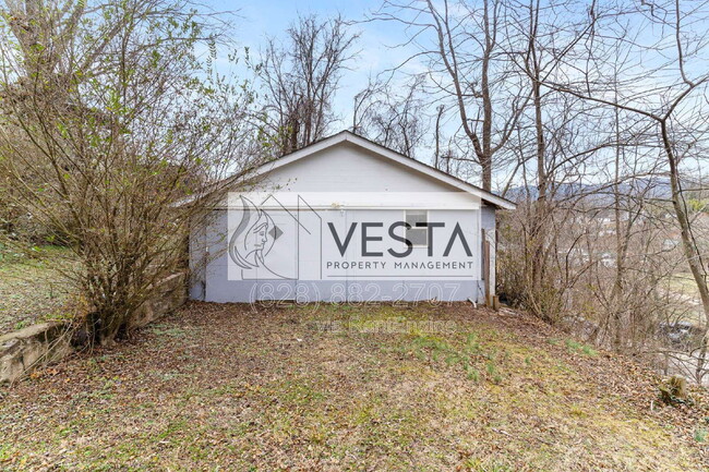 Building Photo - 240 Hillside St