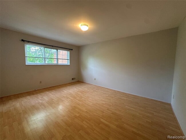 Building Photo - 628 E Fox Hills Dr