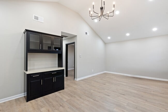 Building Photo - 804 Martin St