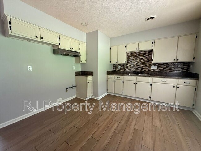 Building Photo - 4200 Clydesdale Dr