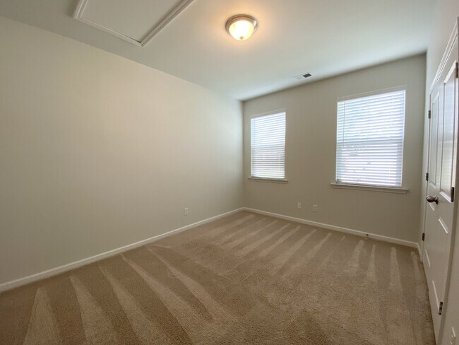 Building Photo - Three Bedroom Home In Heritage New Riversi...