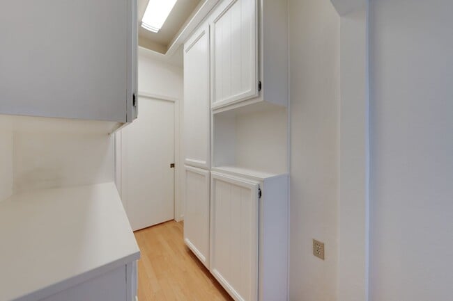 Building Photo - Charming 3 Bedroom Single-Story with Firep...