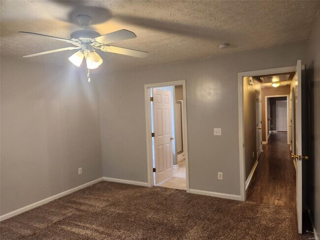 Building Photo - 406 James Ct