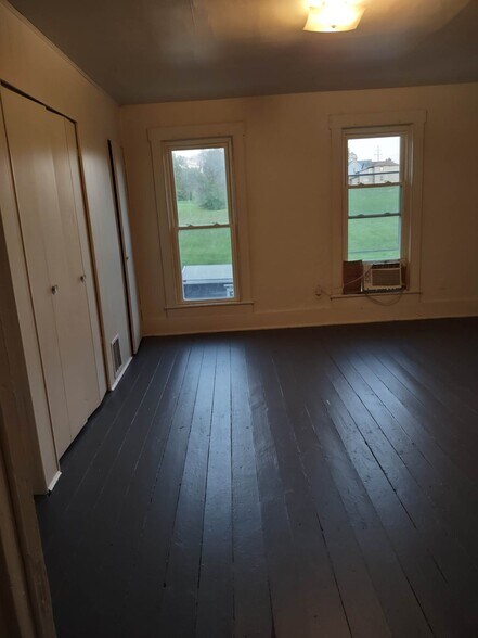 Master bedroom - 211 S Western Ave