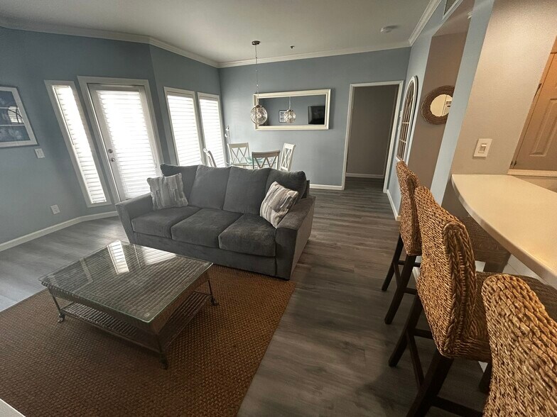 Living Room/Dining Area - 655 Columbia St