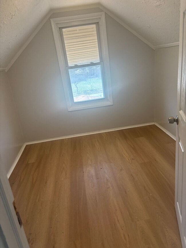 Building Photo - Single Cleveland East Side Section 8/Cash Pay