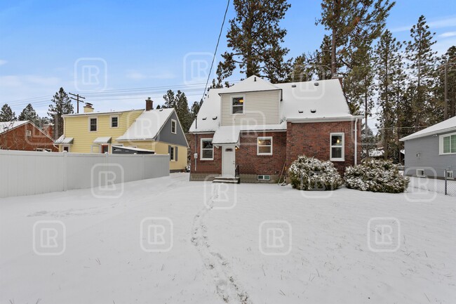 Building Photo - 414 W 29th Ave