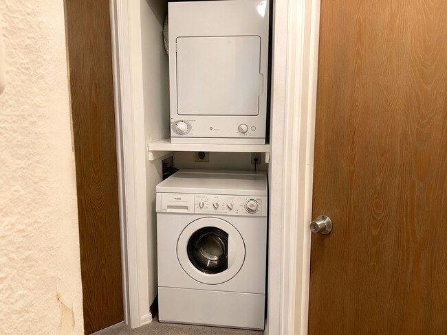 Building Photo - Cozy 2 bedroom Townhouse in Cheyenne Mountain with VIEWS of mountains