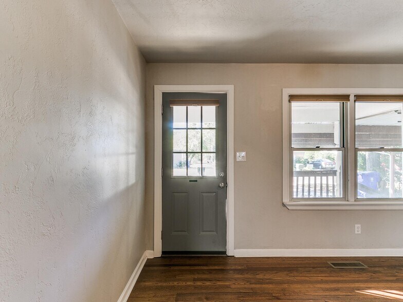 Building Photo - 703 Dakota St