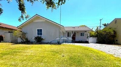 Building Photo - Charming 3 Bedroom 2 Bathroom
