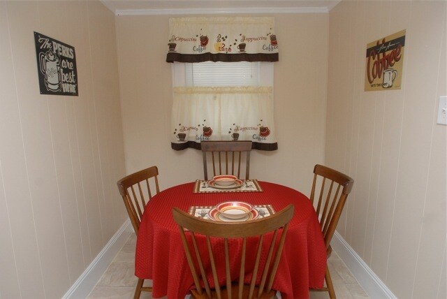 KITCHEN NOOK - 100 Poplar St