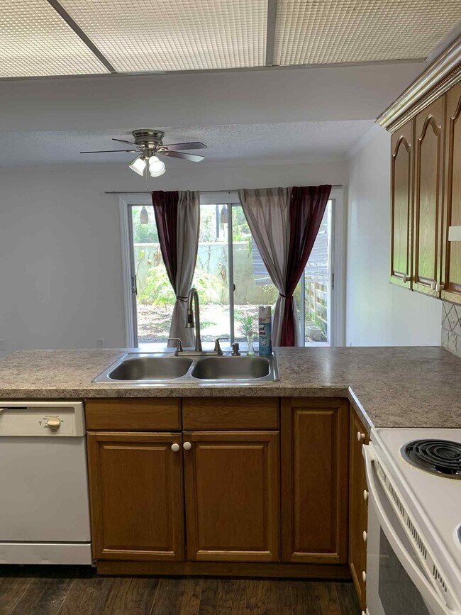 Building Photo - 1084 Longfellow Cir