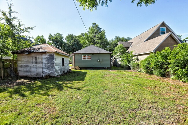 Building Photo - 511 W Comanche St